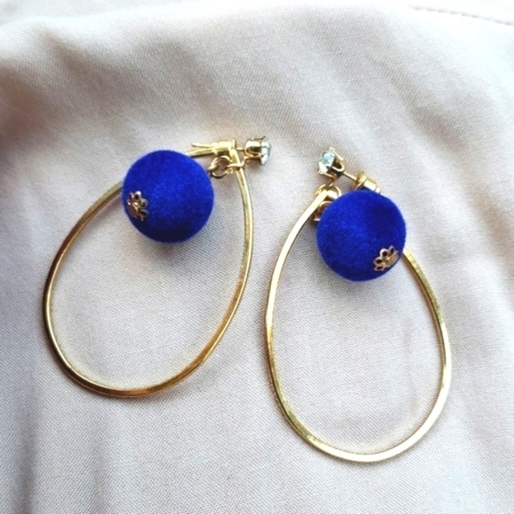 Gold tone stud dangling earrings spheres blue felt like balls globes - Picture 7 of 9